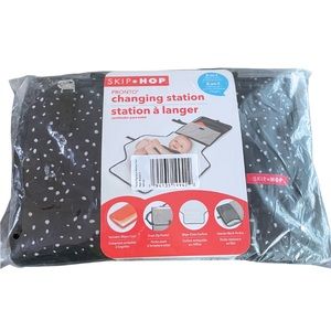 Skip Hop Pronto Changing Station Black and White NEW